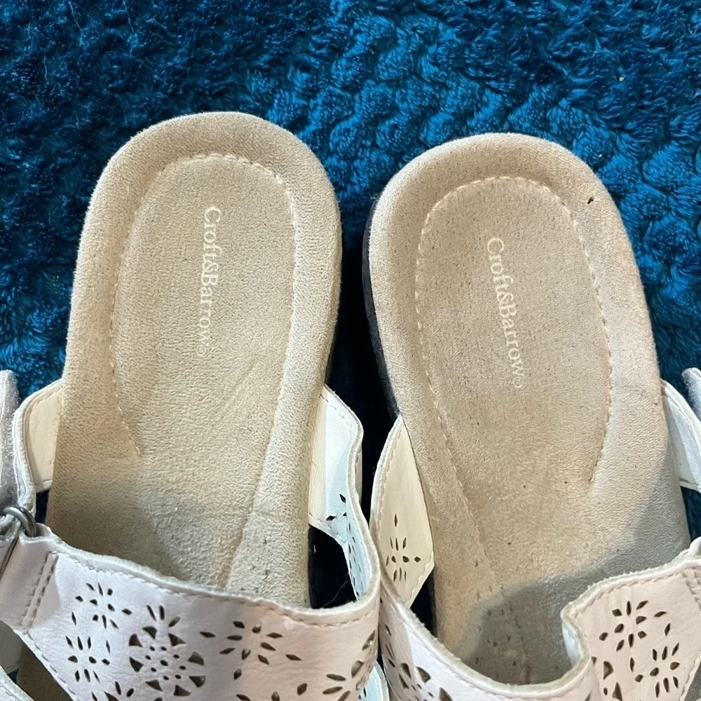 Croft and Barrow white sandals! Size 8. Shoes are in excellent condition!